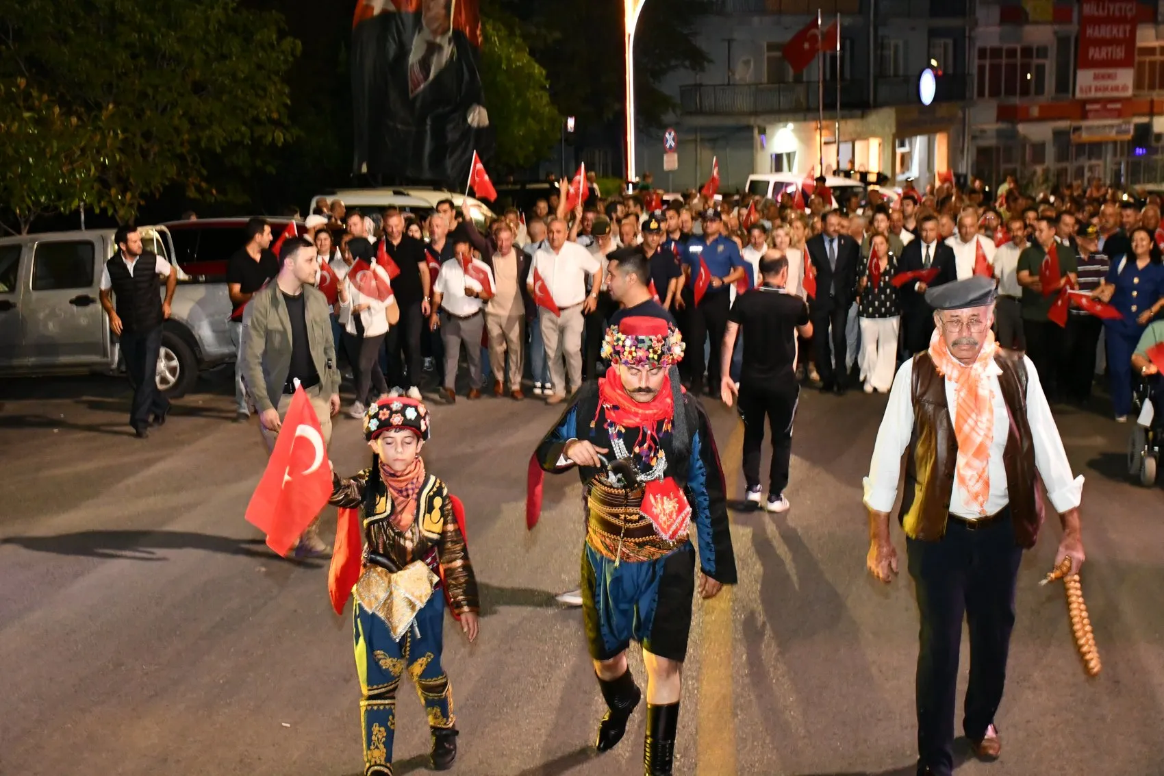 Demirci'de 5 gün sürecek festival başladı, ilk günün yıldızı 3 etekli kadınlar oldu