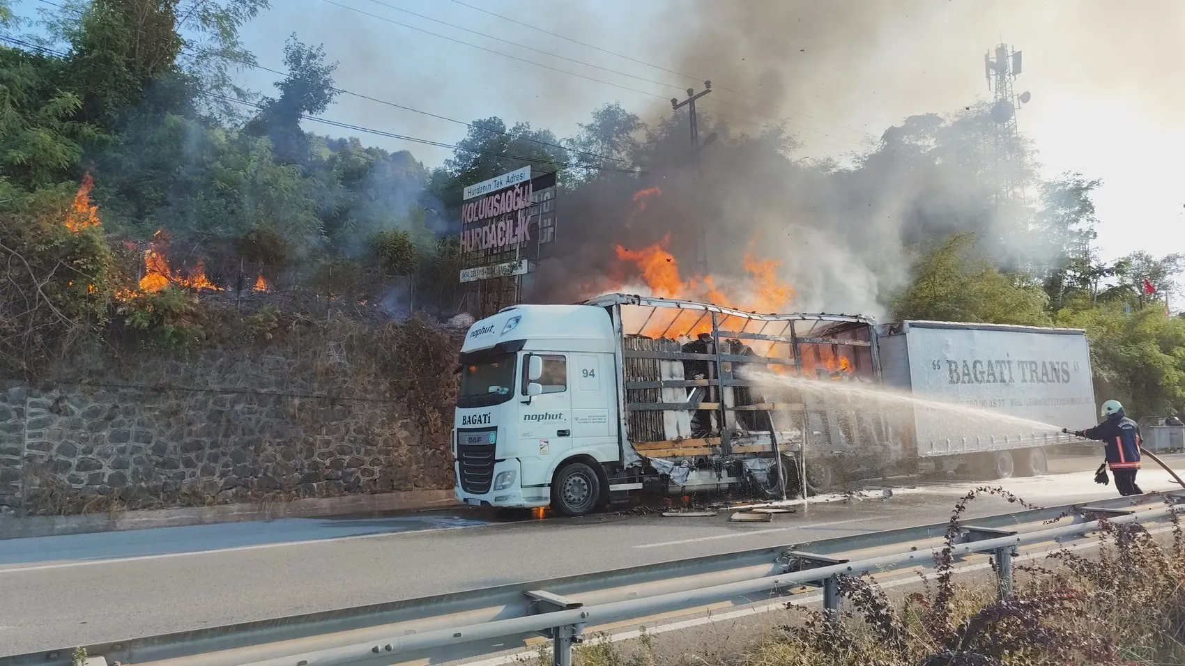 Giresun'da seyir halindeki TIR alevlere teslim oldu