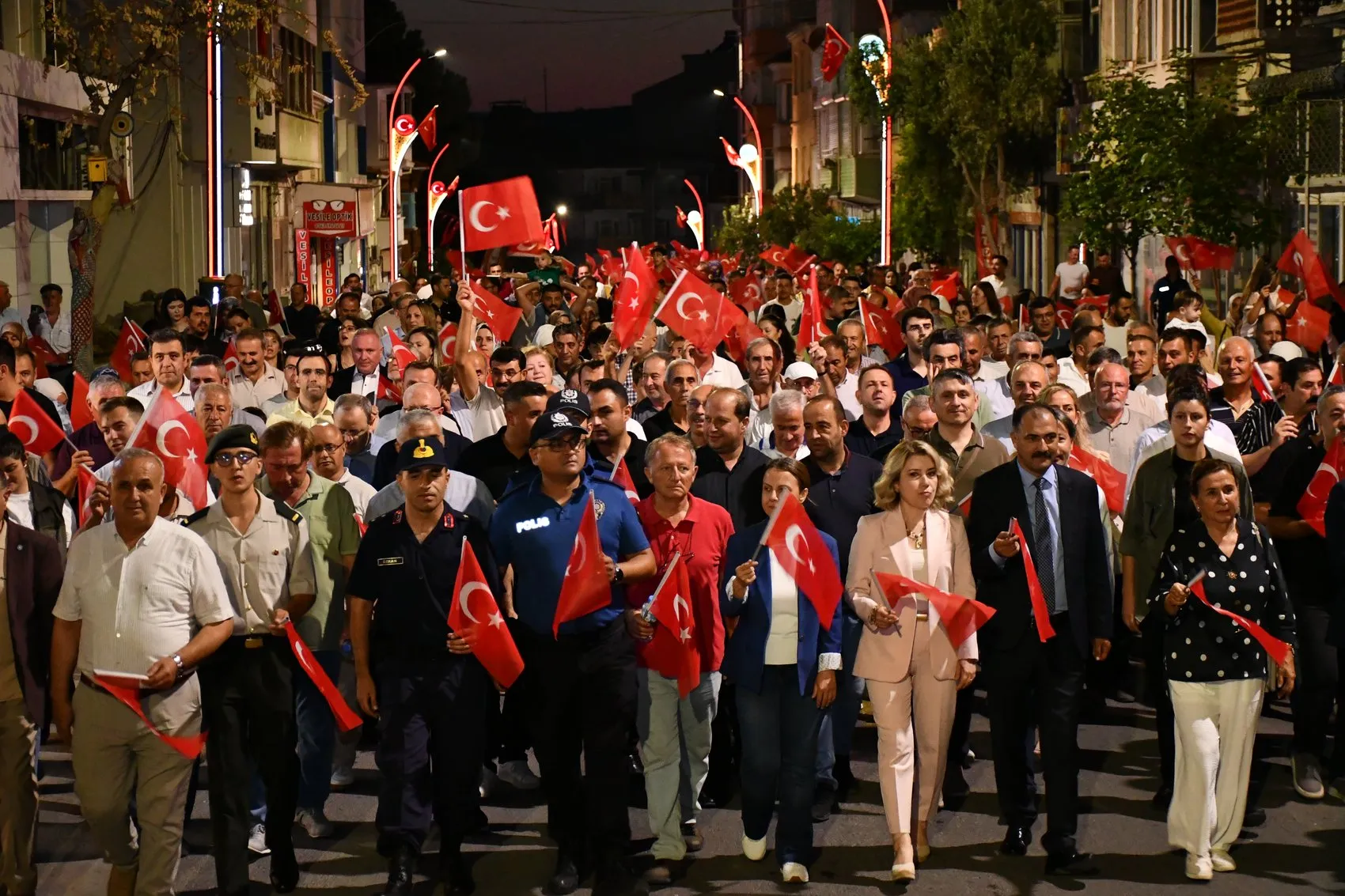 Demirci'de 5 gün sürecek festival başladı, ilk günün yıldızı 3 etekli kadınlar oldu