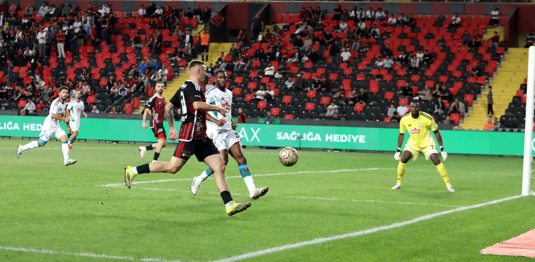 İki golle devreyi kapattı, son dakikada kendi kalesine attı Rizespor Gaziantep'ten 3 puanla döndü