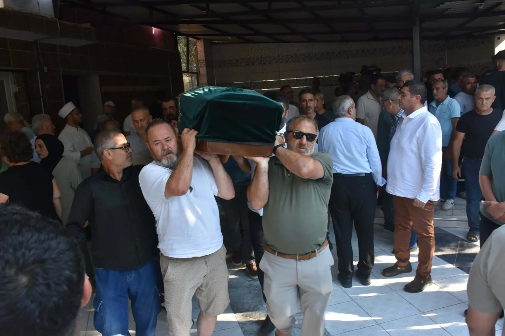 İzmir'deki yangında bir canı kurtarmak için hayatını hiçe saydı
