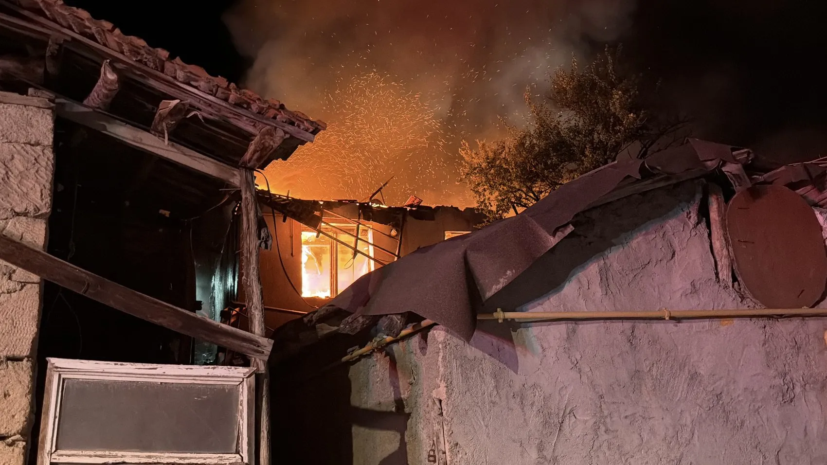 Kütahya'da bahçede başlayan yangın evi küle çevirdi