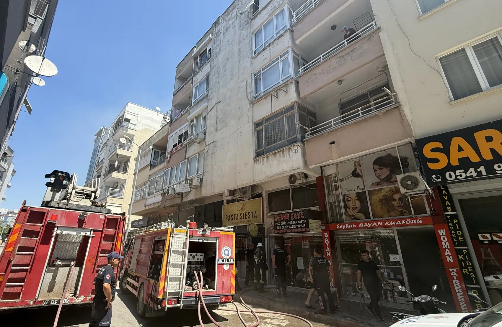 Antalya’da basit bir kaynak çalışması 4 katlı binayı yangın yerine çevirdi