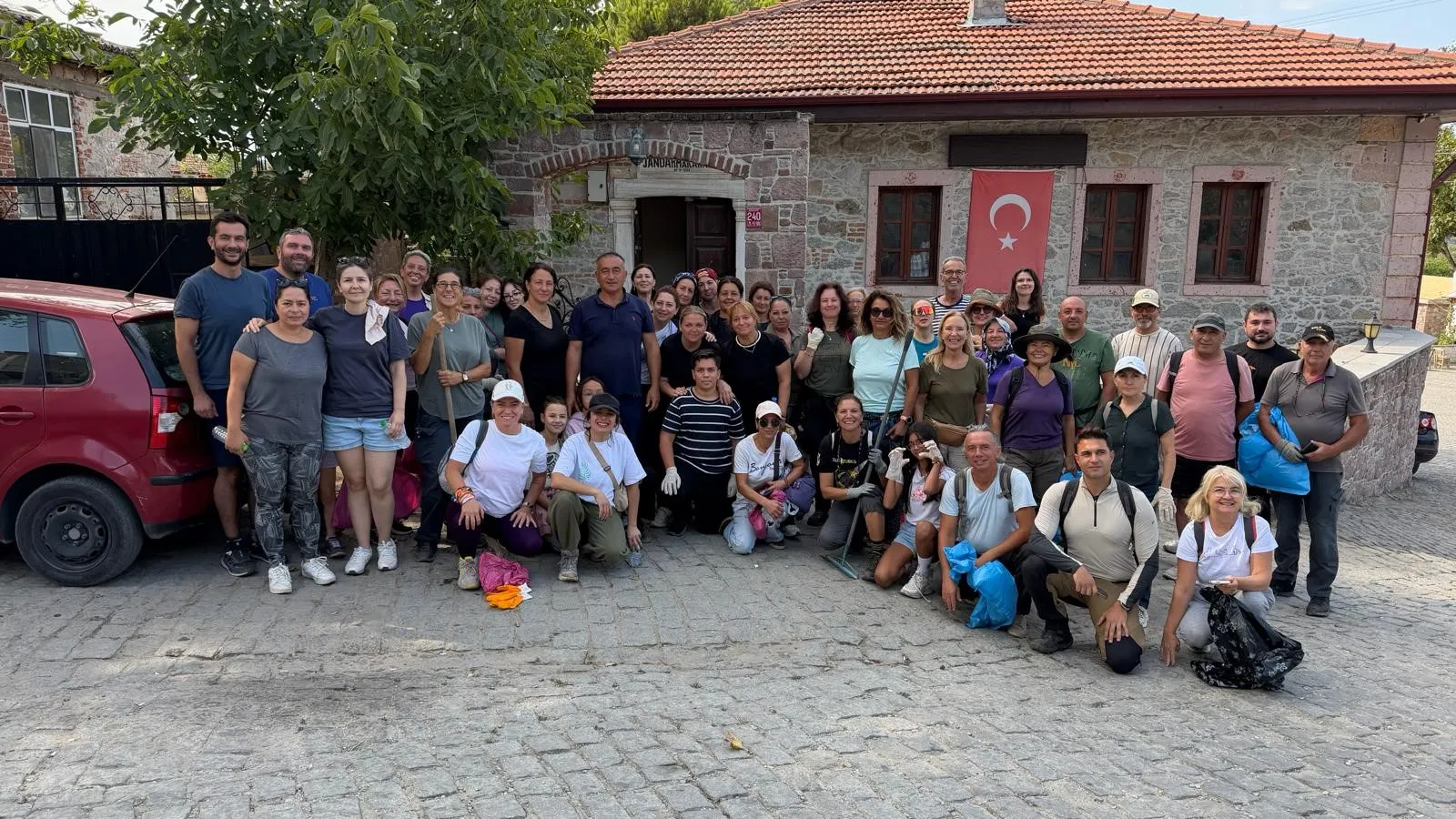Balıkesir'de yangın sonrası doğa gönüllüleri temizlik için bir araya geldi