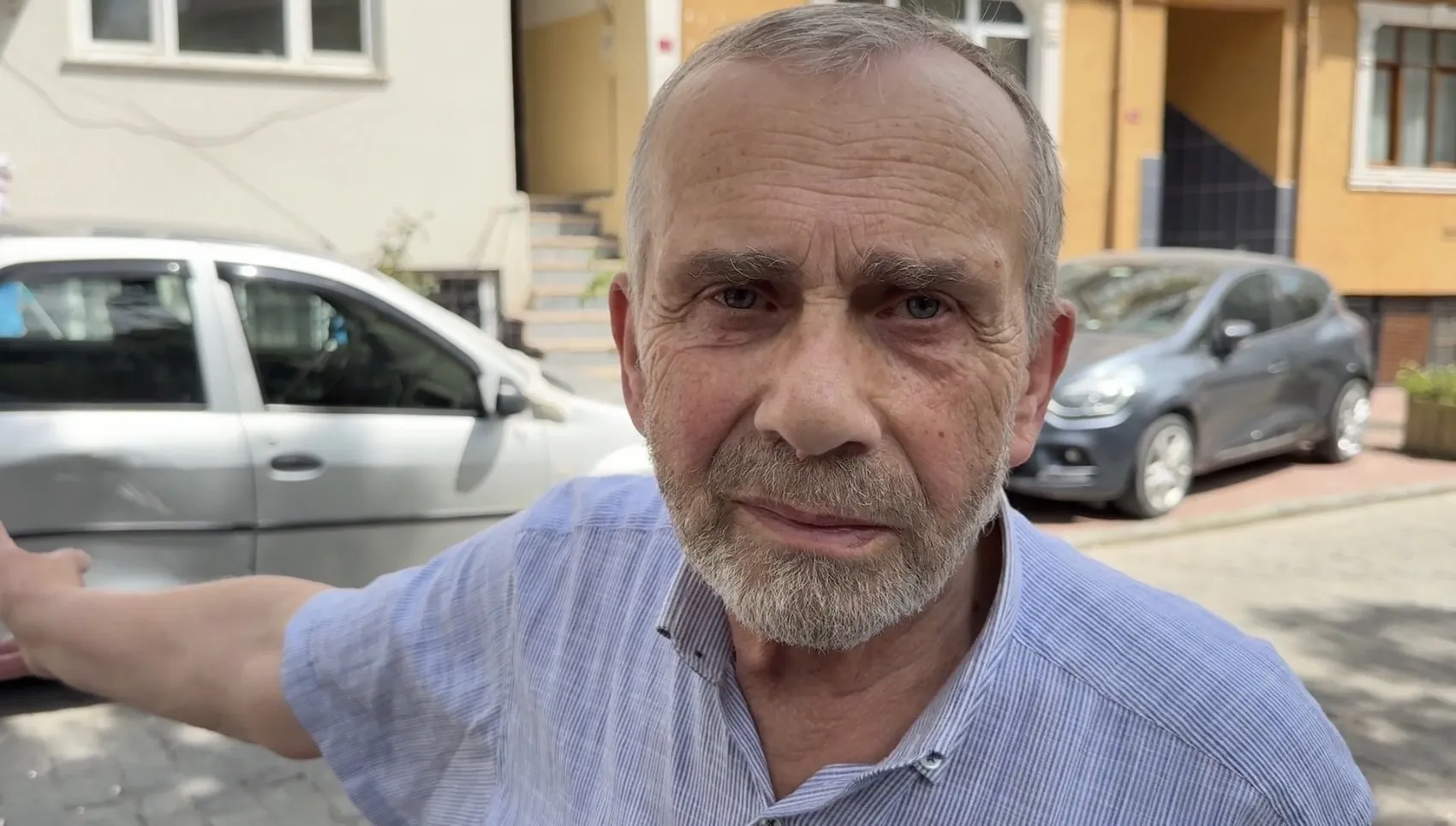 Beyoğlu’nda kargo aracı yokuştan kaydı otomobili askıda bıraktı