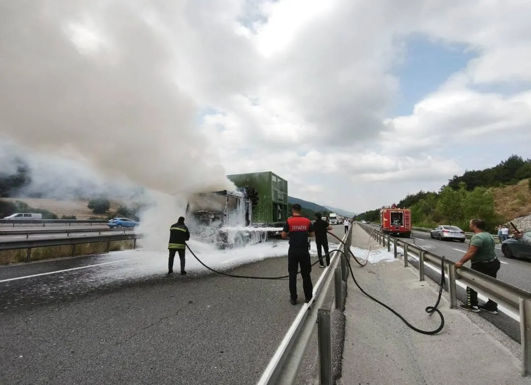 Bolu geçişinde seyir halindeki TIR küle döndü