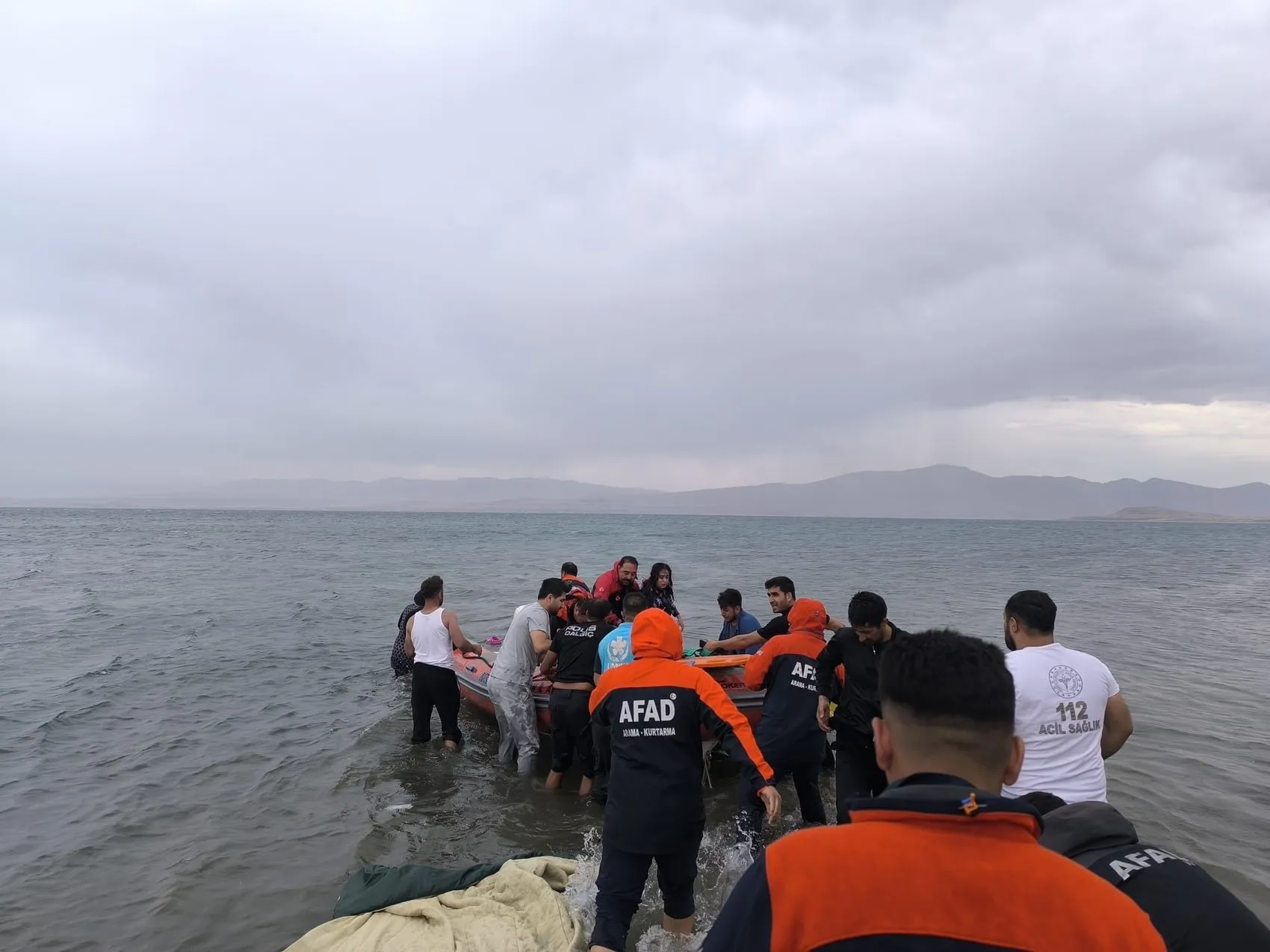 Piknik keyfi kabusa dönüştü: Van Gölü'nde can simidiyle sürüklenen 3 kişi ölümden döndü