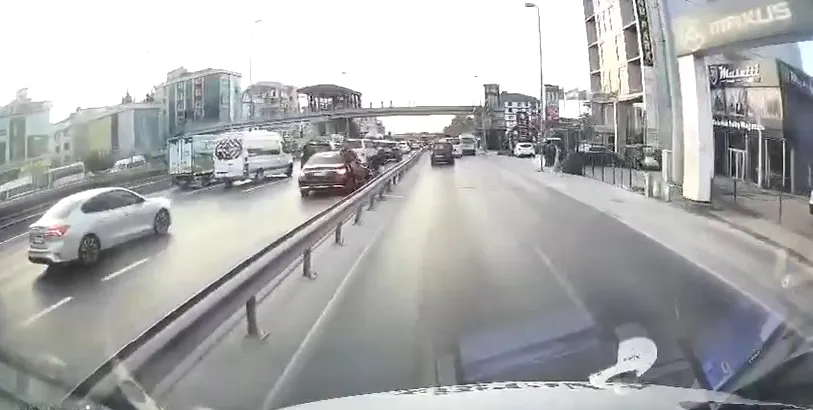 Avcılar D-100 karayolunda motosikletlerin tehlikeli kazası kameraya yansıdı