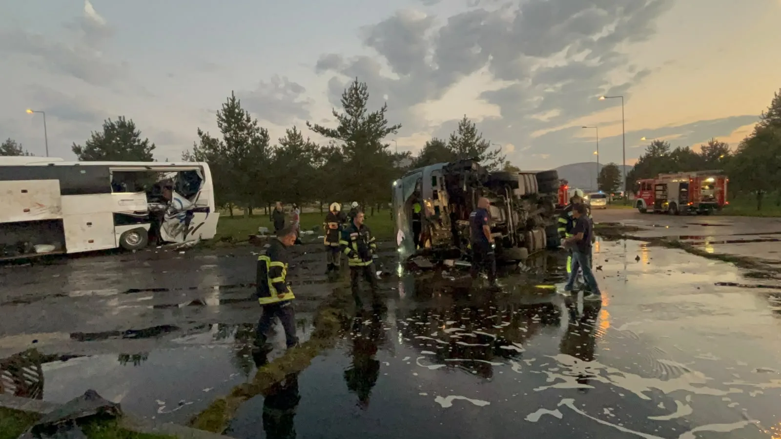 Sabahın köründe Kayseri'de kaza Otobüs ile tanker çarpıştı, 35 yaralı