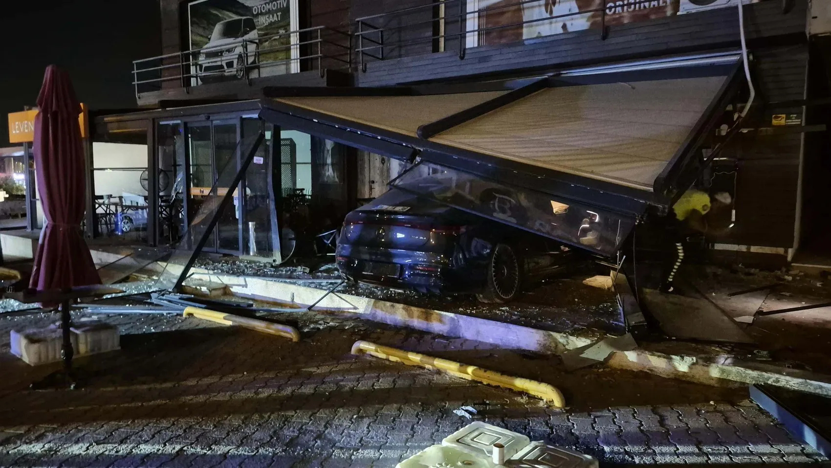 Bodrum'da gece yarısı kaza Otomobil börekçiye girdi