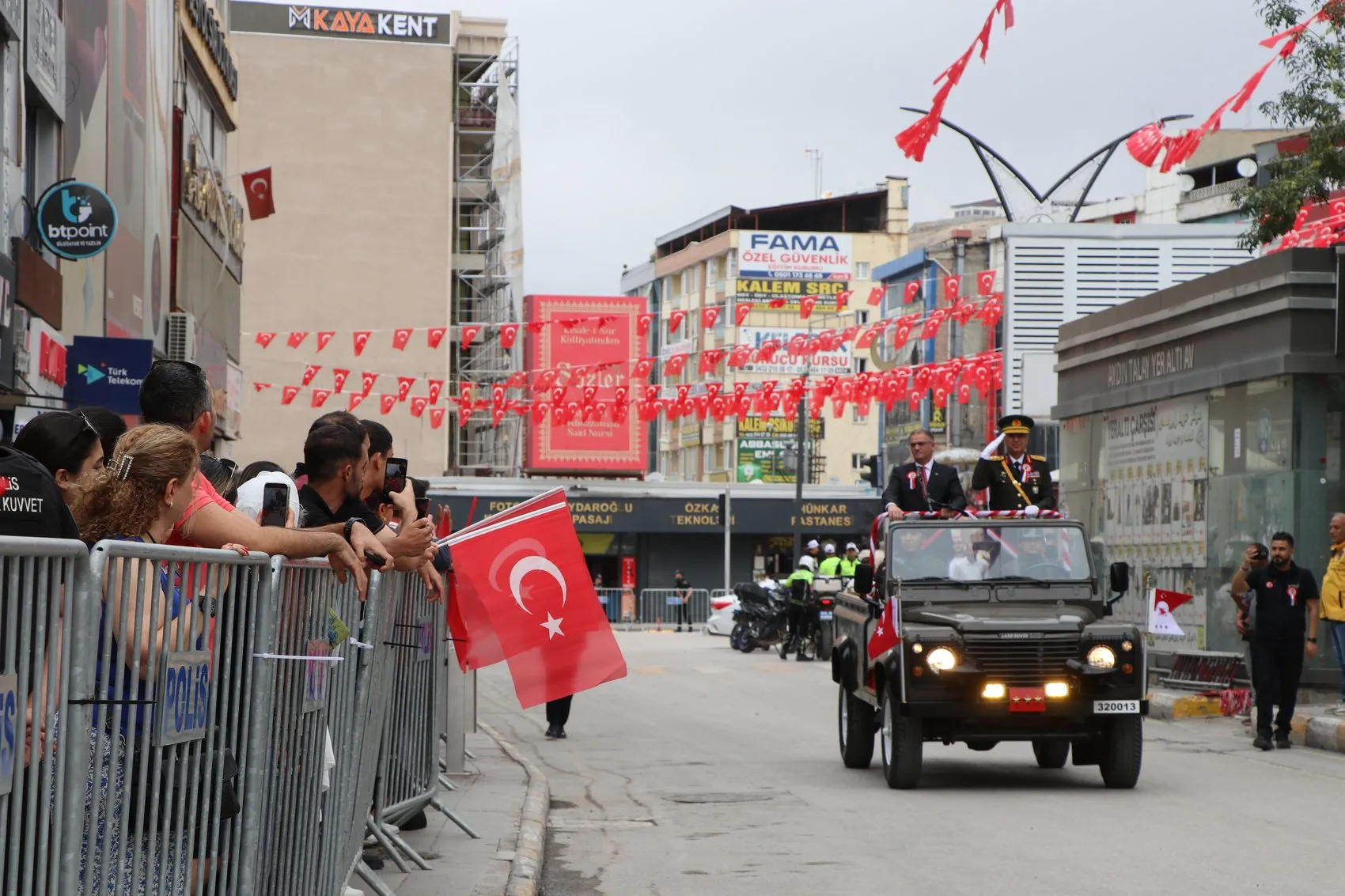 Van sokaklarında 30 Ağustos gururu: Atlı birliklerin geçişi nefes kesti