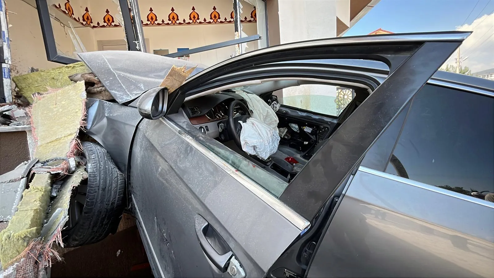 Bolu'da kontrolden çıkan araç cami duvarına girdi