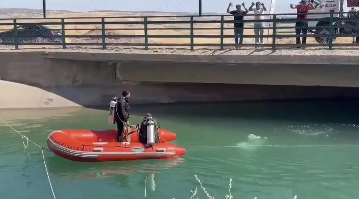 Eğil yolunda sulama kanalına düşen otomobilden 4 kişi sağ çıktı