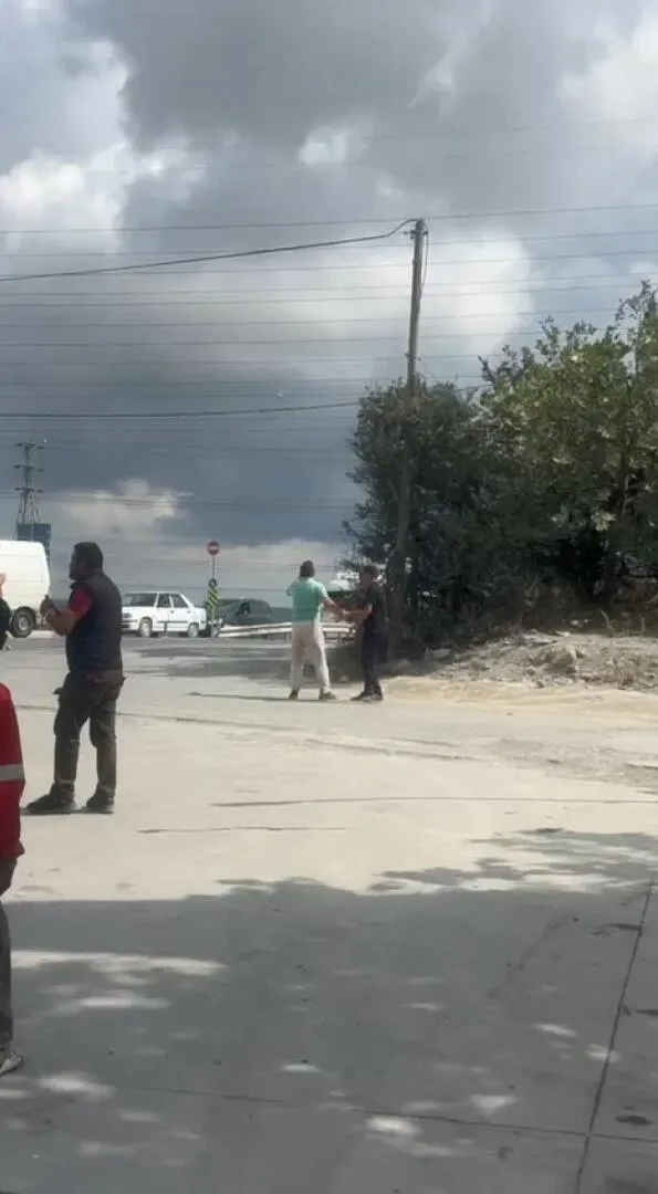 Hadımköy’de seyir halindeki araçlara taş fırlatan kadın, sürücülerin ve çevredekilerin tepkisini çekti. O anlar cep telefonu kamerasına yansıdı.