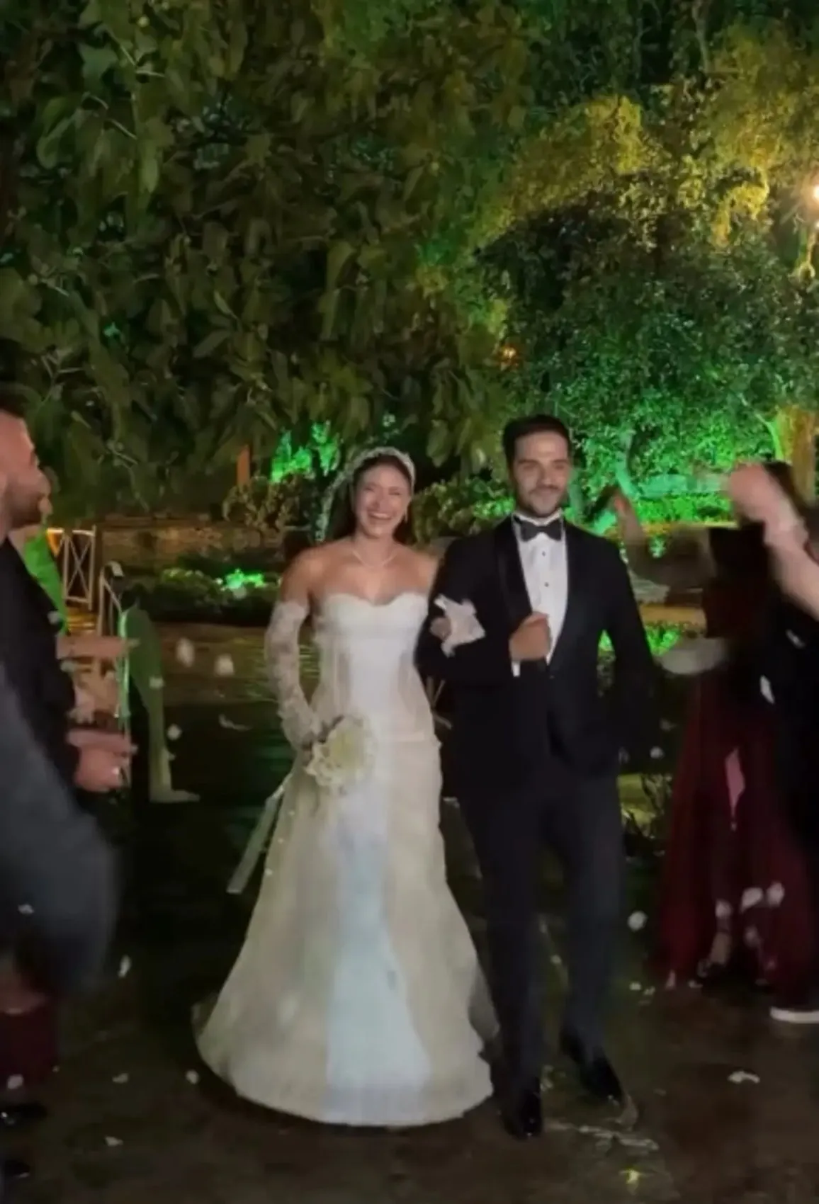 Survivor Ayşe Yüksel bir düğün daha yaptı! Gelinliği tam not aldı 1