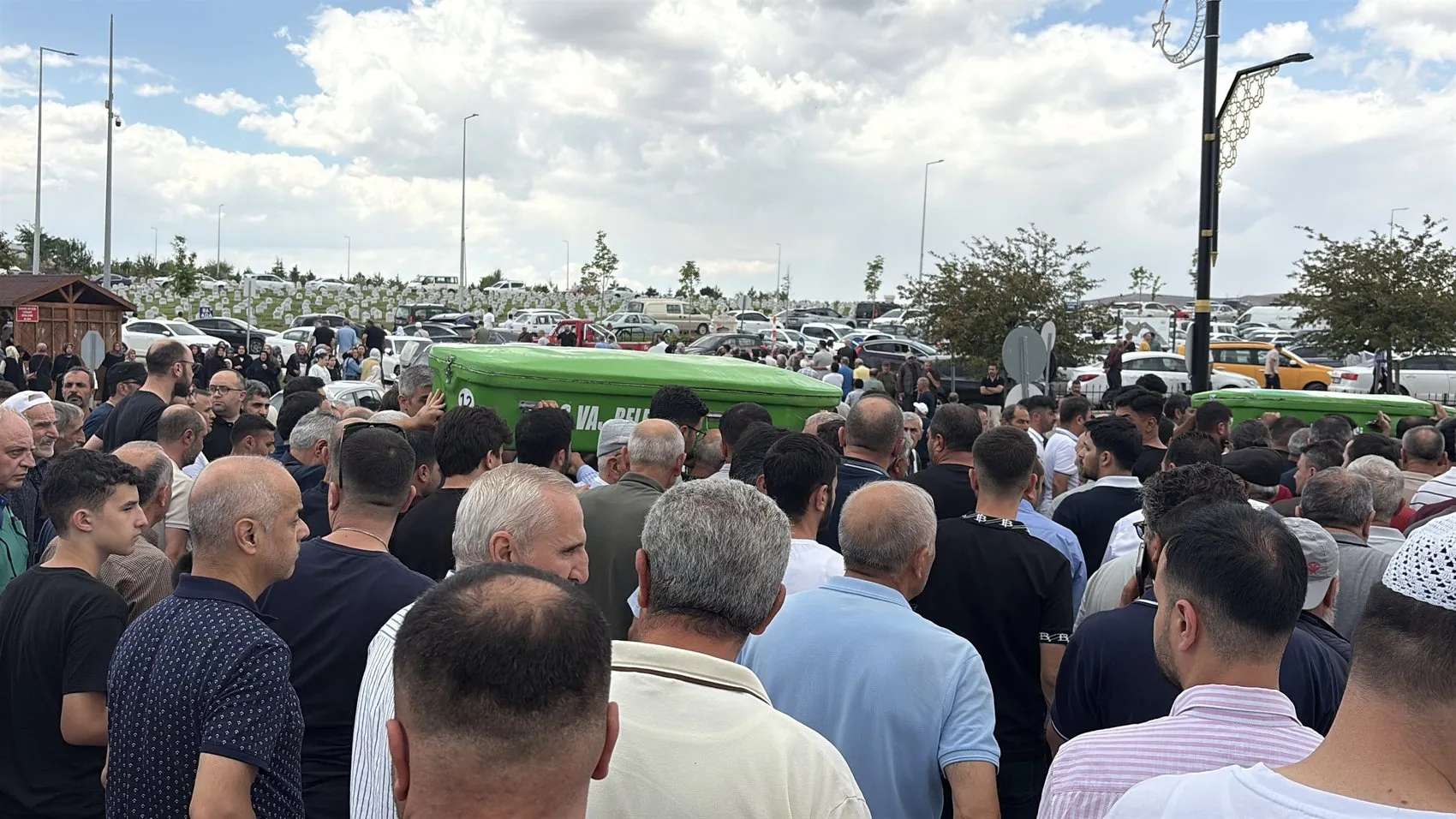 Sivas'ta minibüs kazasında ölenler yan yana toprağa verildi