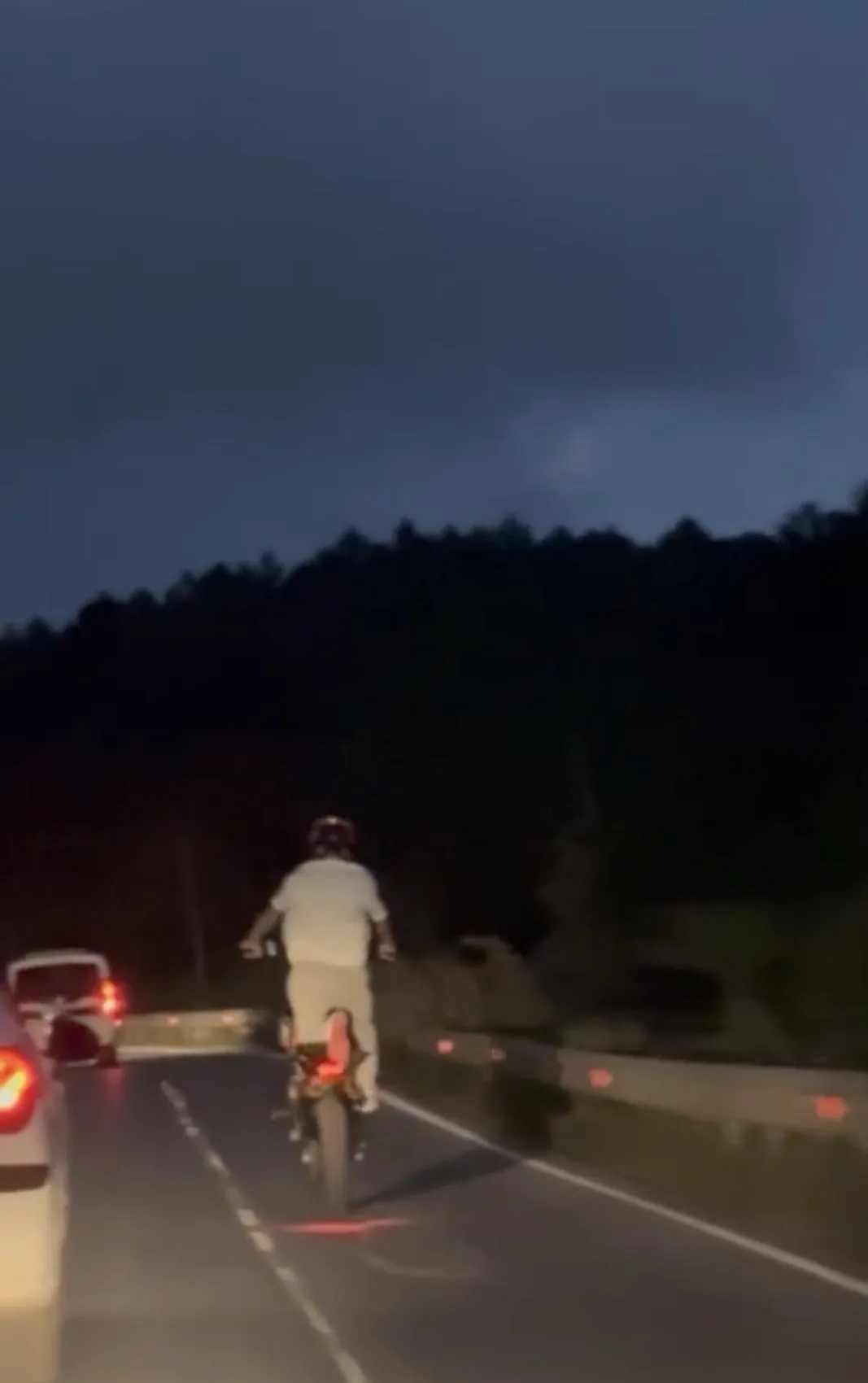 Beykoz trafiğinde dehşet anları: Çocuklu ailenin önünü kesip tek teker üzerinde şov yaptılar