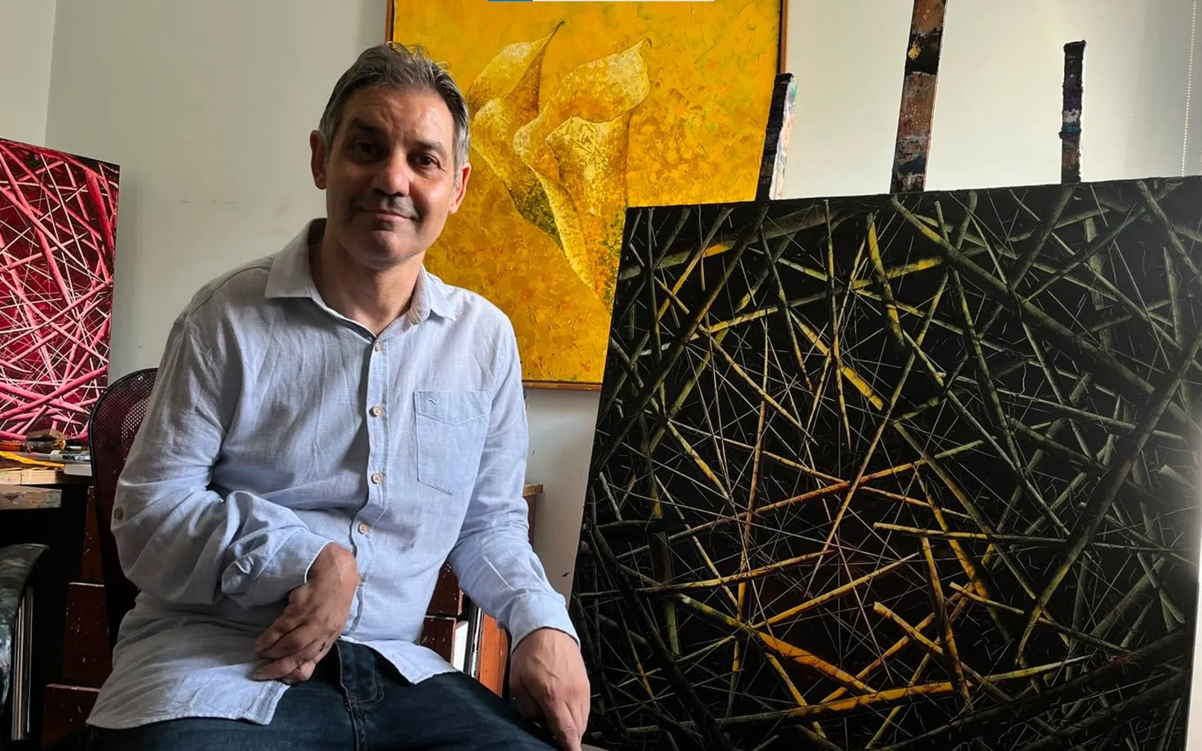 Bir eliyle sanat tarihine imza atıyor