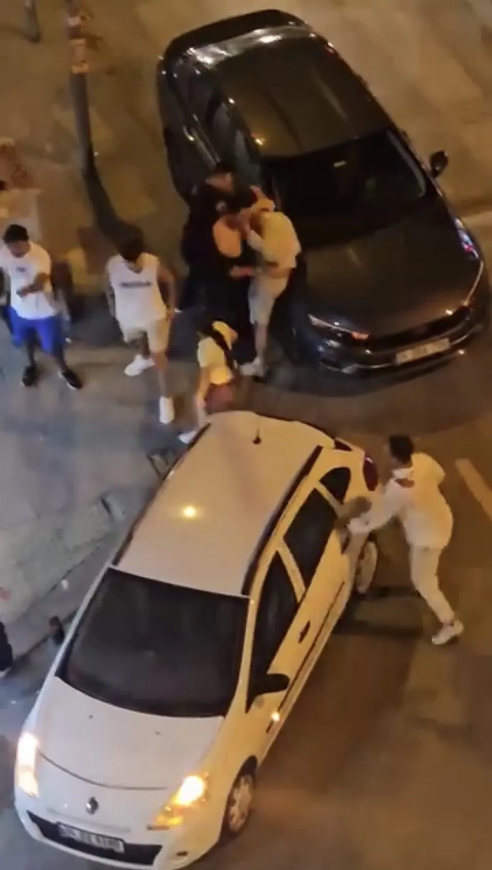 Şirinevler sokaklarında bıçaklı kavga kamerada