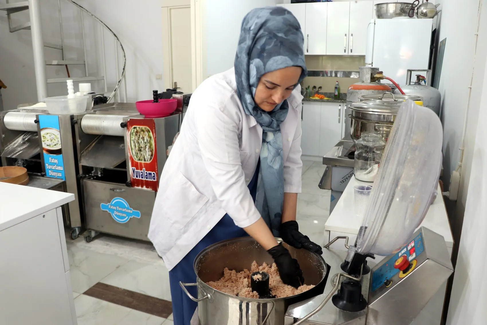 Açtığı iş yerinde yöresel yemekler yapıp 3 kızını üniversitede okutuyor
