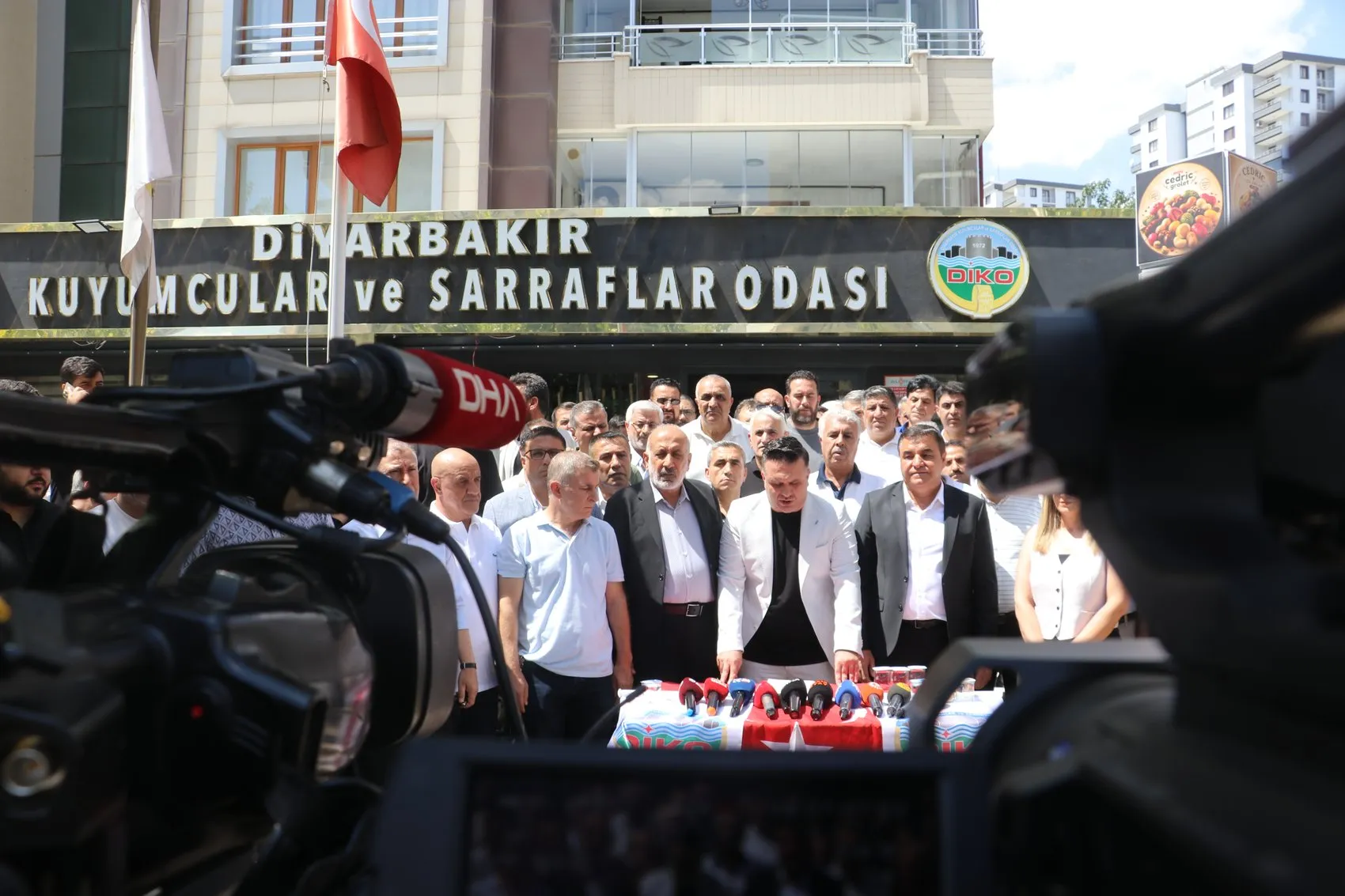 Diyarbakır kuyumcuları kepenkleri indirdi