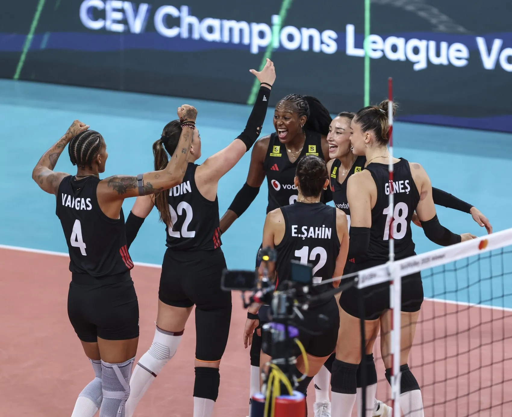 Sultanlar Slovenya'yı Devirdi, Grupta Liderlik Koltuğunda