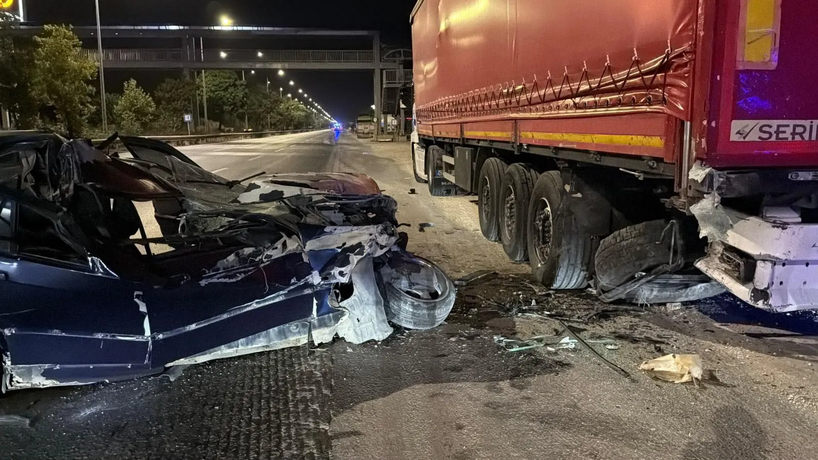 Eskişehir’de gece yarısı kaza Park halindeki TIR’a çarptı