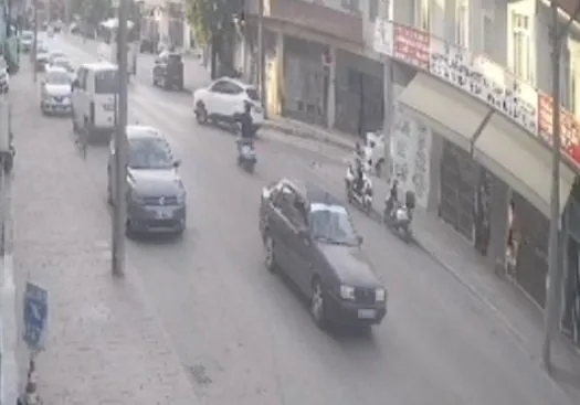 Sakarya’da motosikletli sürücünün kaza anı kameraya yansıdı