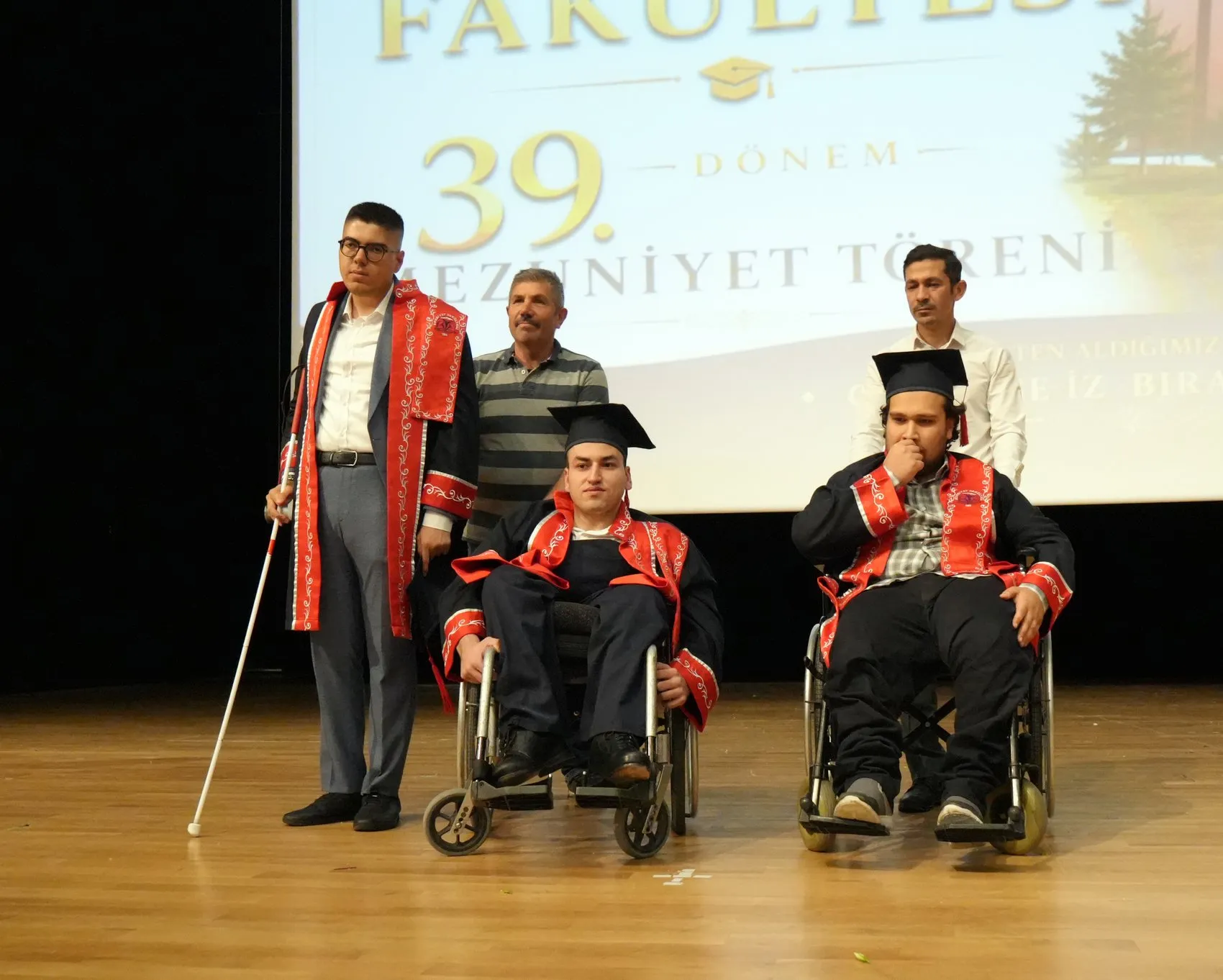 Engelleri Ailesinin Desteğiyle Aştı ve Üniversite Diplomasını Aldı