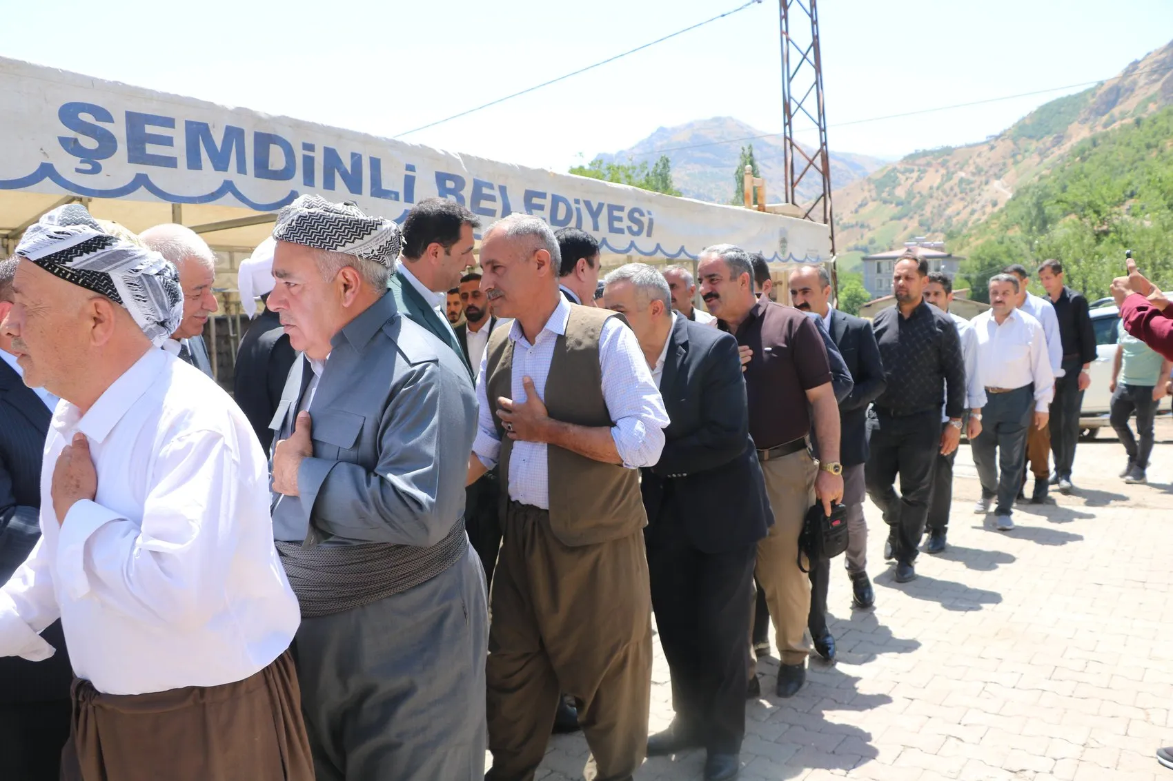 Şemdinli’de yürekleri yakan olay sonrası iki aile el sıkıştı