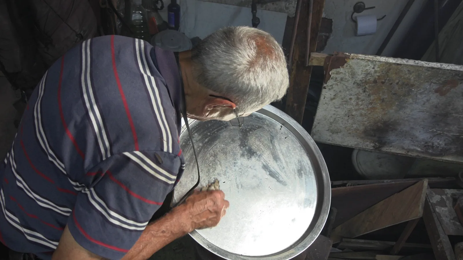 Bolu'nun son kalay ustası mesleğinin bittiğini söylüyor