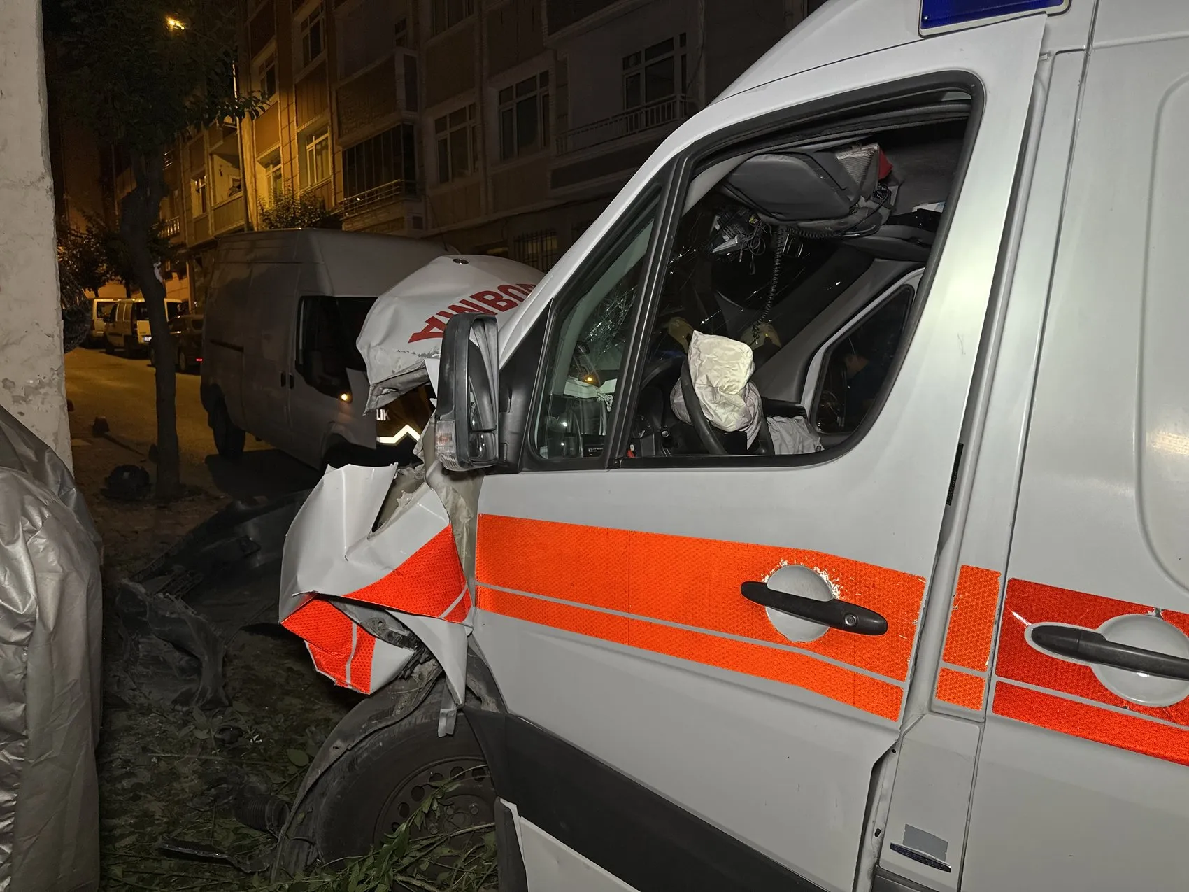 Bayrampaşa'da ambulans kazası 3 sağlık çalışanı yaralandı