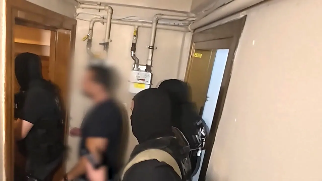Avcılar’da bir eve düzenlenen operasyonla kırmızı bültenli kaçak yakalandı