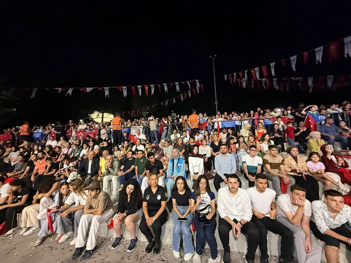 Bahçelievler’de 10 bin kişi tek yürek oldu: Zafer coşkusu Milli Egemenlik Parkı’na taştı