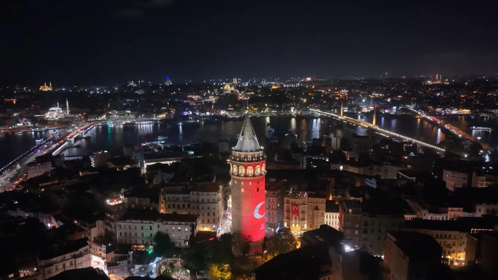 İstanbul'un simgesi Galata Kulesi'nde 30 Ağustos coşkusu
