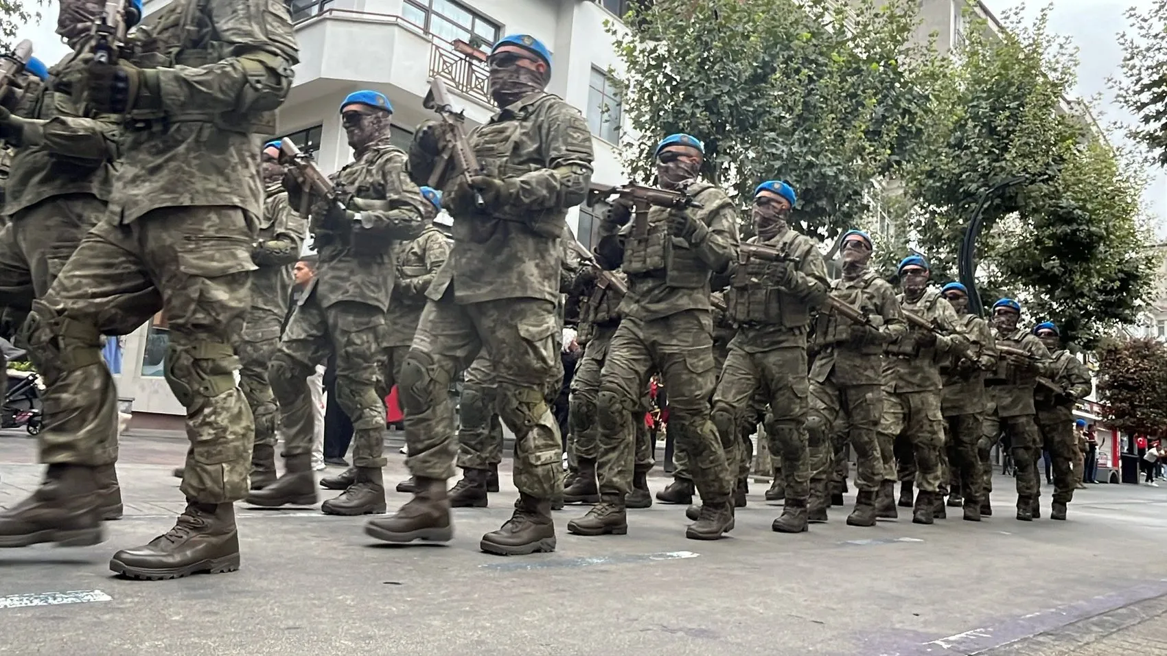 Bolu sokaklarında mavi berelilerin zafer yürüyüşü