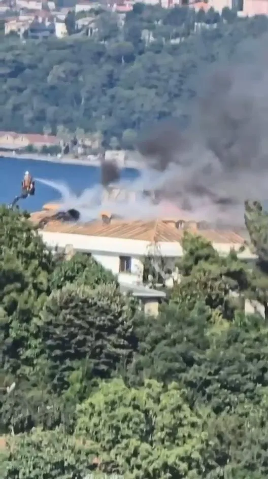 Emirgan’da beş katlı binanın çatısında korkutan yangın