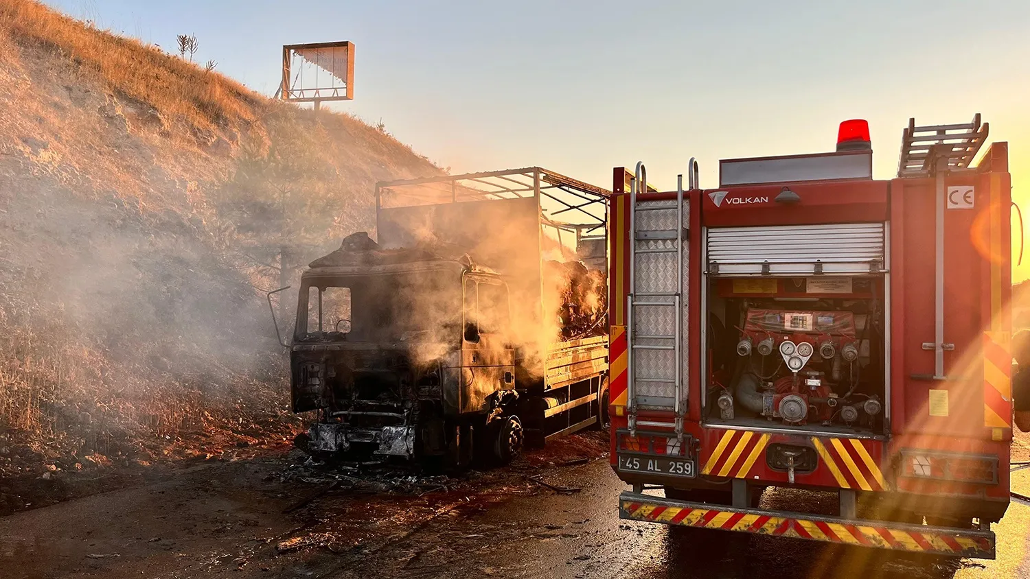 Manisa yolunda seyir halindeki TIR küle döndü