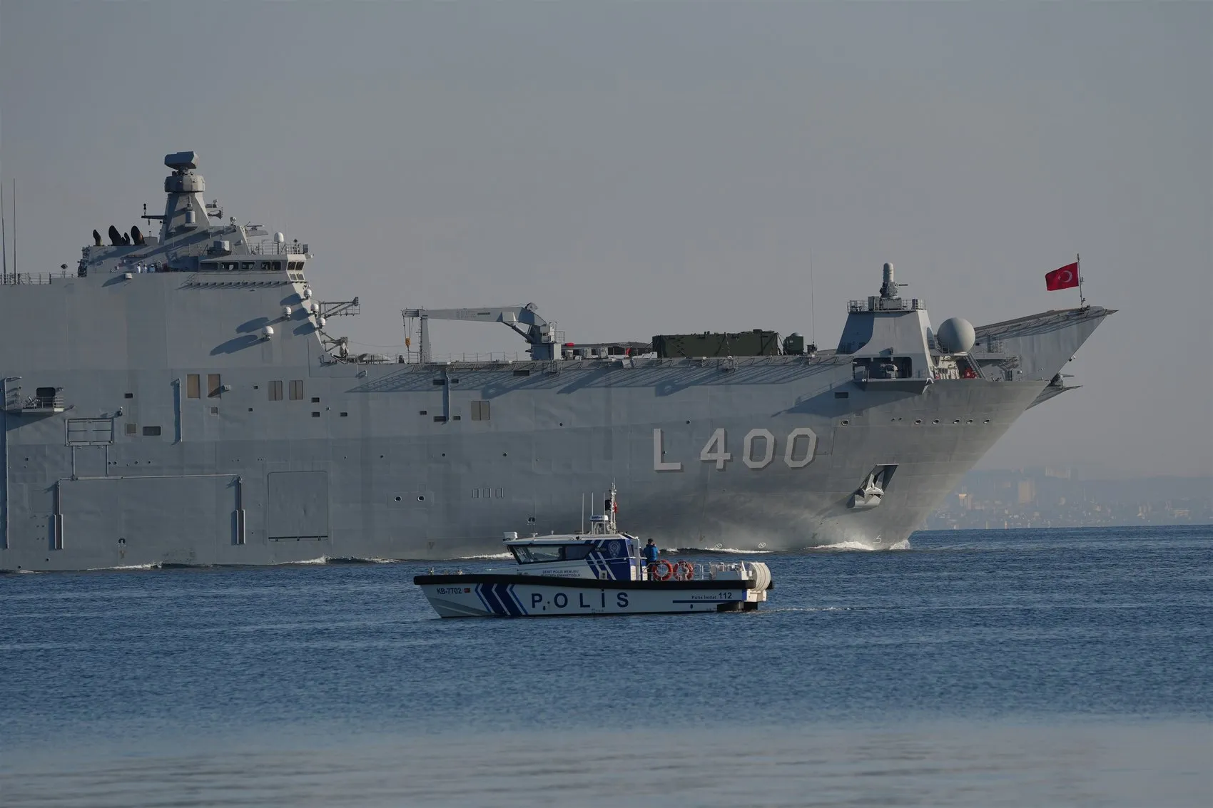 TCG Anadolu Yalova kıyılarında gövde gösterisi yaptı