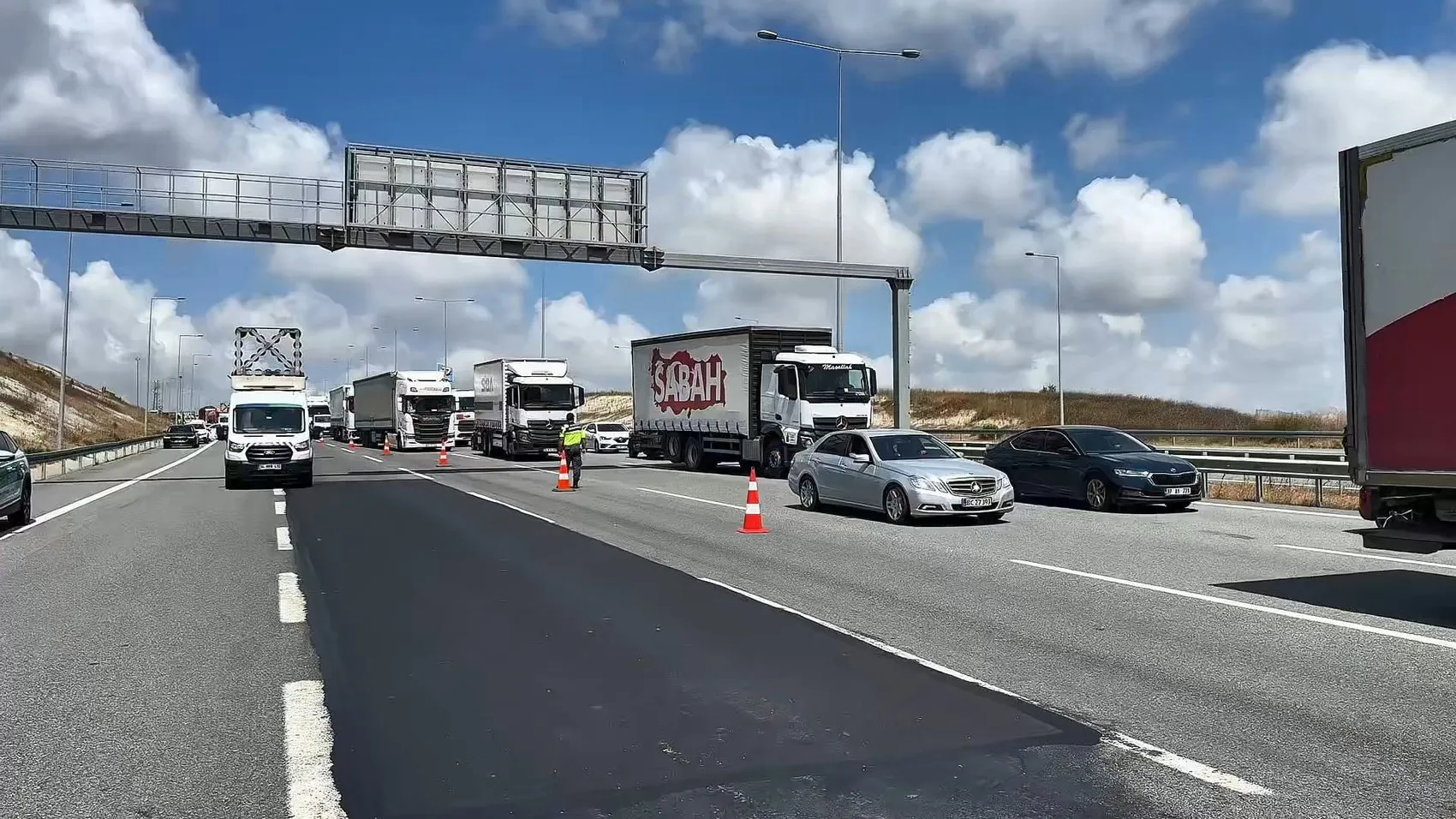 Çatalca yolunda lastik yüklü TIR alevlere teslim oldu