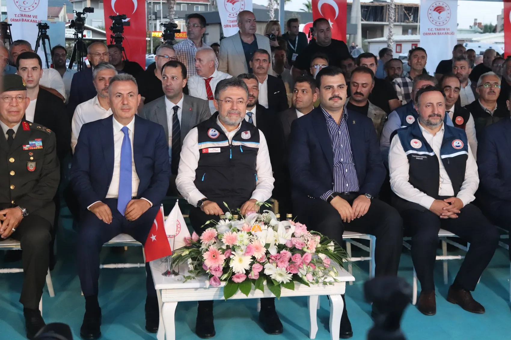 Ege'nin bereketli sularında yeni dönem: Bakan Yumaklı'dan balıkçılara 'Vira Bismillah' mesajı