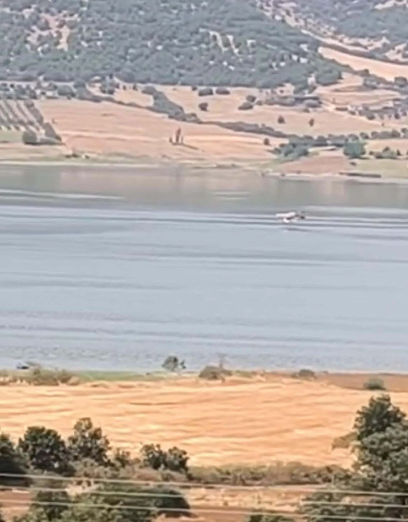 İzmir'de yangın söndürme uçağı baraj göletinde mahsur kaldı