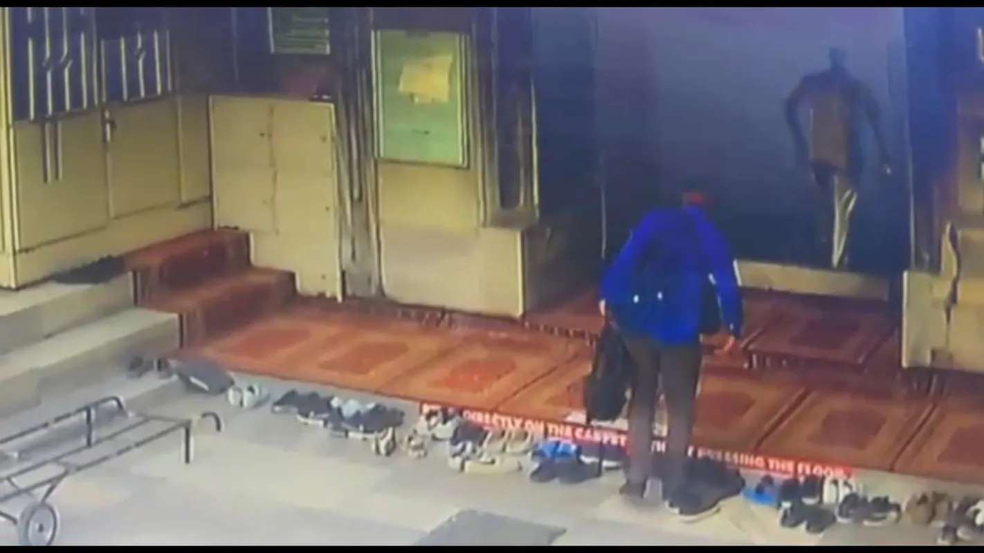 Cami avlusunda namaz kılarken birikimini çaldırdı