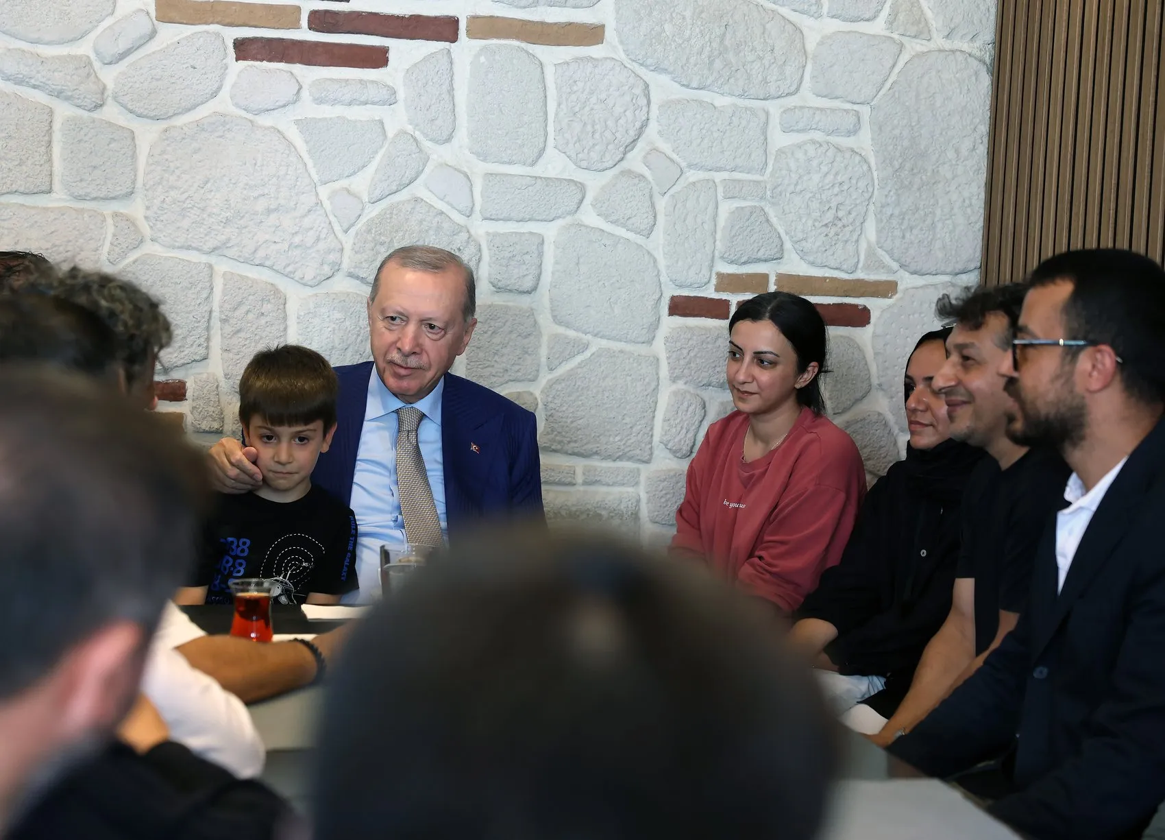 Erdoğan Üsküdar'da esnafla buluştu, çocuklara oyuncak dağıttı