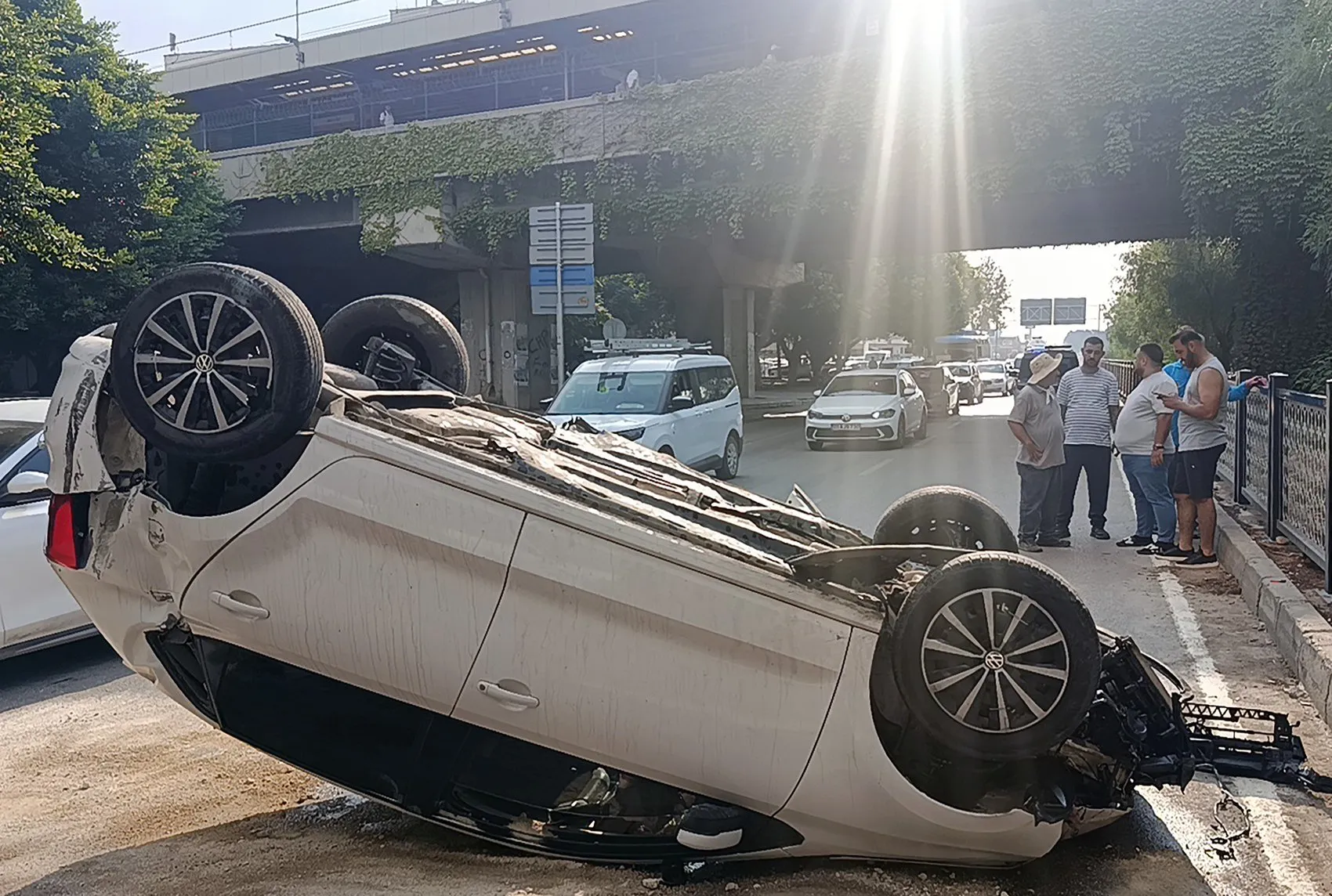 Sabah trafiğinde köprüden düşen otomobil ters döndü, sürücü hastanede