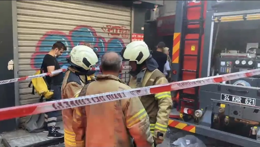 Fatih'te iş hanında yangın paniği, itfaiye olay yerinde