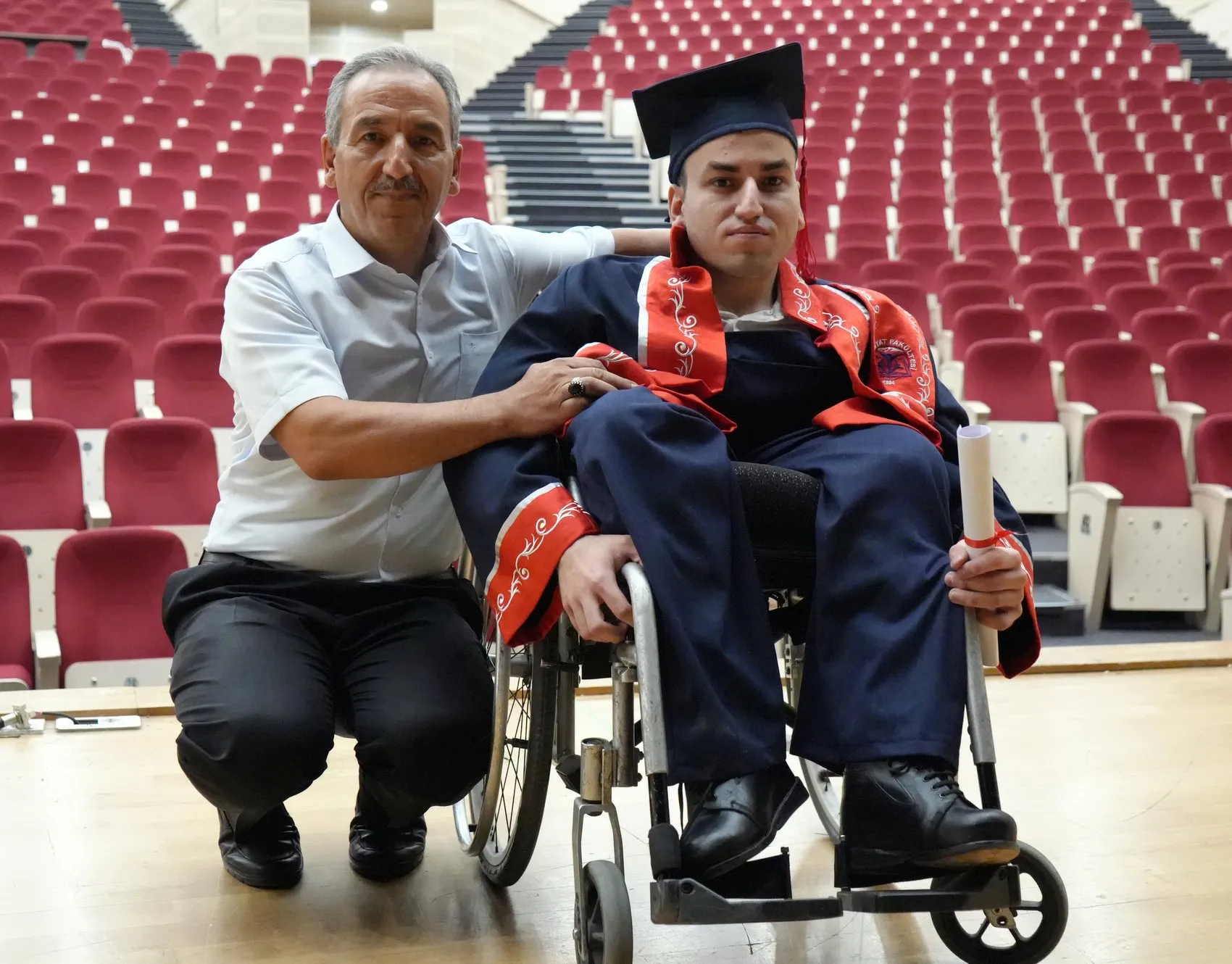 Engelleri Ailesinin Desteğiyle Aştı ve Üniversite Diplomasını Aldı