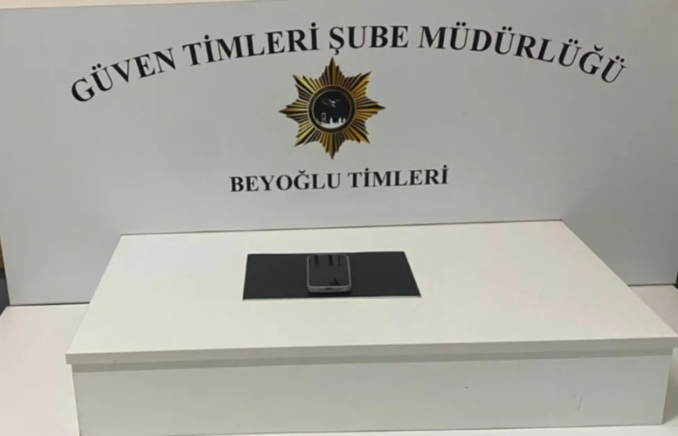 İstiklal Caddesi'nde uyuyan adamın telefonunu çaldı, polis peşini bırakmadı