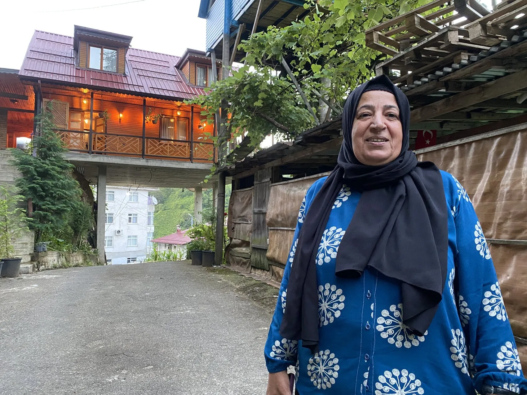 Rize’de yolun üzerine kurulan sıra dışı villa
