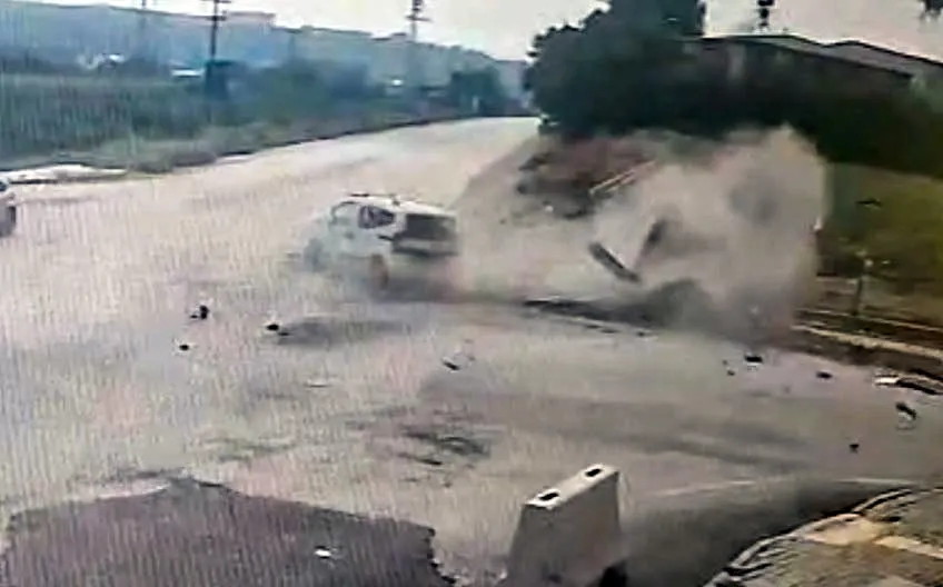Kavşakta çarpıştılar, 2 kişi araçta sıkıştı